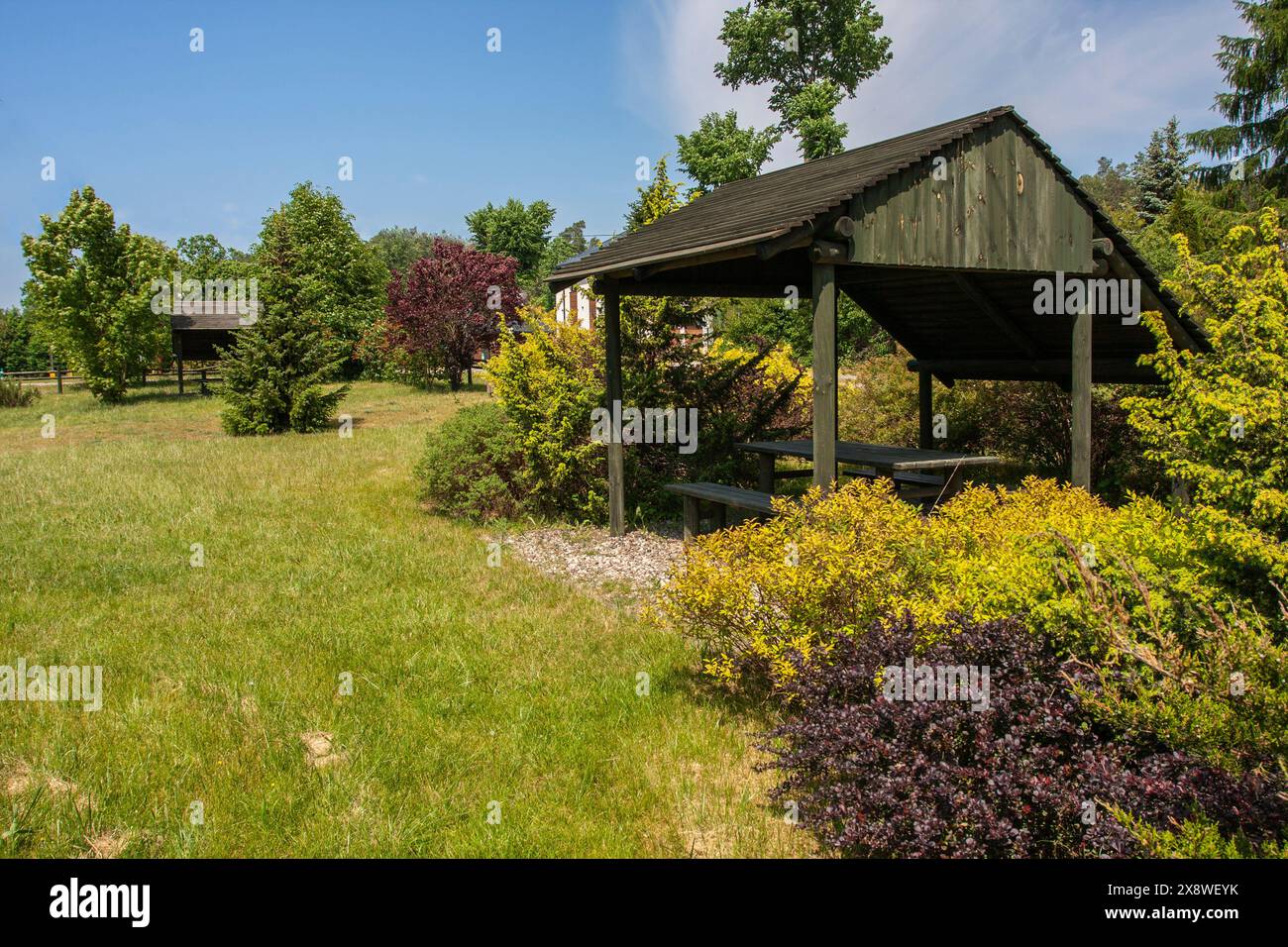 Un lieu de repos pour les touristes, des hangars en bois et des bancs entourés de coins naturels, d'arbustes et de fleurs. Pologne, Podlasie, Suprasl Banque D'Images