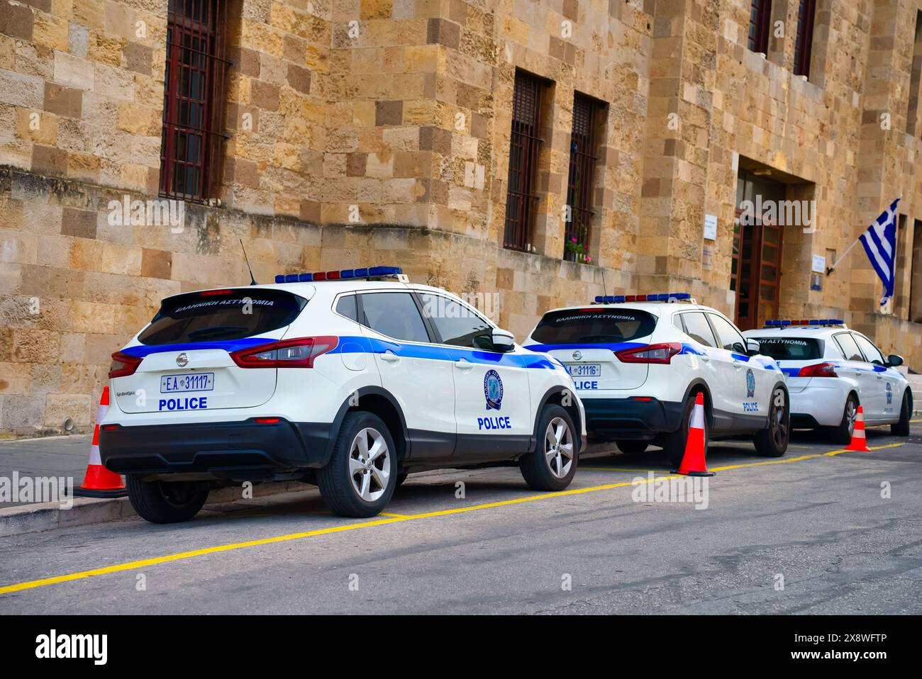 Rhodes, Grèce - 21.10.2023, voitures de police près du quartier général de la police de Rhodes. Banque D'Images