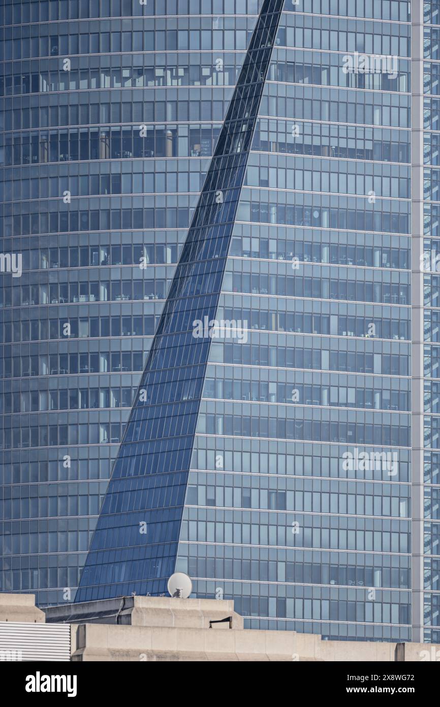 La raison pour laquelle les entreprises ont tendance à se regrouper dans les gratte-ciel est que la concentration des personnes et des services dans une petite zone permet une plus grande e économique Banque D'Images