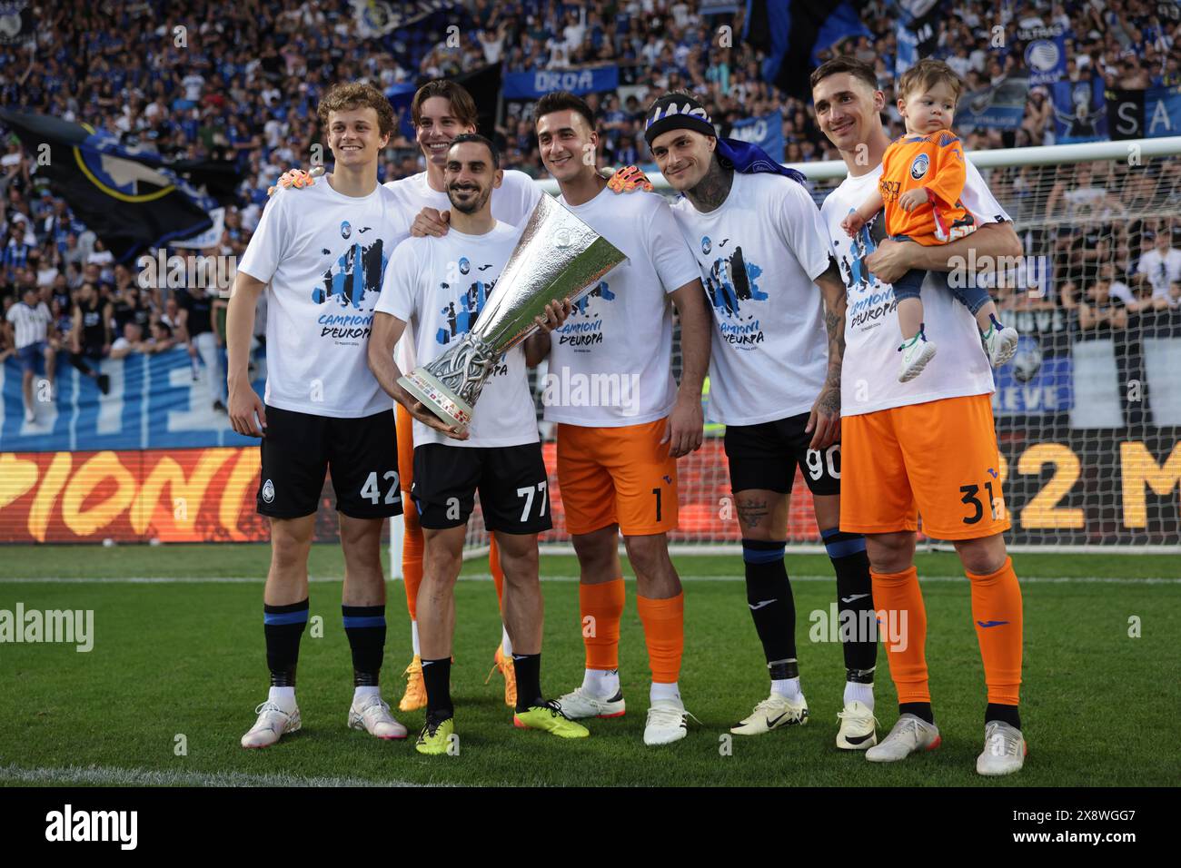 Bergame, Italie. 26 mai 2024. Giorgio Scalvini, Marco Carnesecchi, Davide Zappacosta, Juan Musso, Gianluca Scamacca et Francesco Rossi d'Atalanta ( tenant son enfant ) posent avec le trophée de l'UEFA Europa League que le club vient de remporter, après le match de Serie A au stade Gewiss de Bergame. Le crédit photo devrait se lire : Jonathan Moscrop/Sportimage crédit : Sportimage Ltd/Alamy Live News Banque D'Images