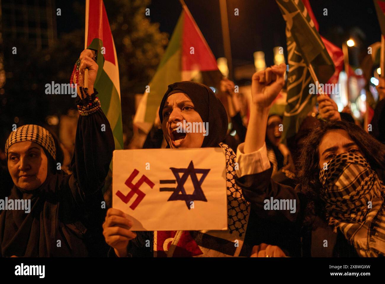 Besiktas, Istanbul, Turquie. 27 mai 2024. Les manifestants crient des slogans lors d’une manifestation de solidarité avec le peuple Rafah qui marche de la mosquée Barbaros Hayrettin Pasa devant le consulat israélien à Istanbul onÂ 27 mai Â 2024. (Crédit image : © Tolga Uluturk/ZUMA Press Wire) USAGE ÉDITORIAL SEULEMENT! Non destiné à UN USAGE commercial ! Crédit : ZUMA Press, Inc/Alamy Live News Banque D'Images