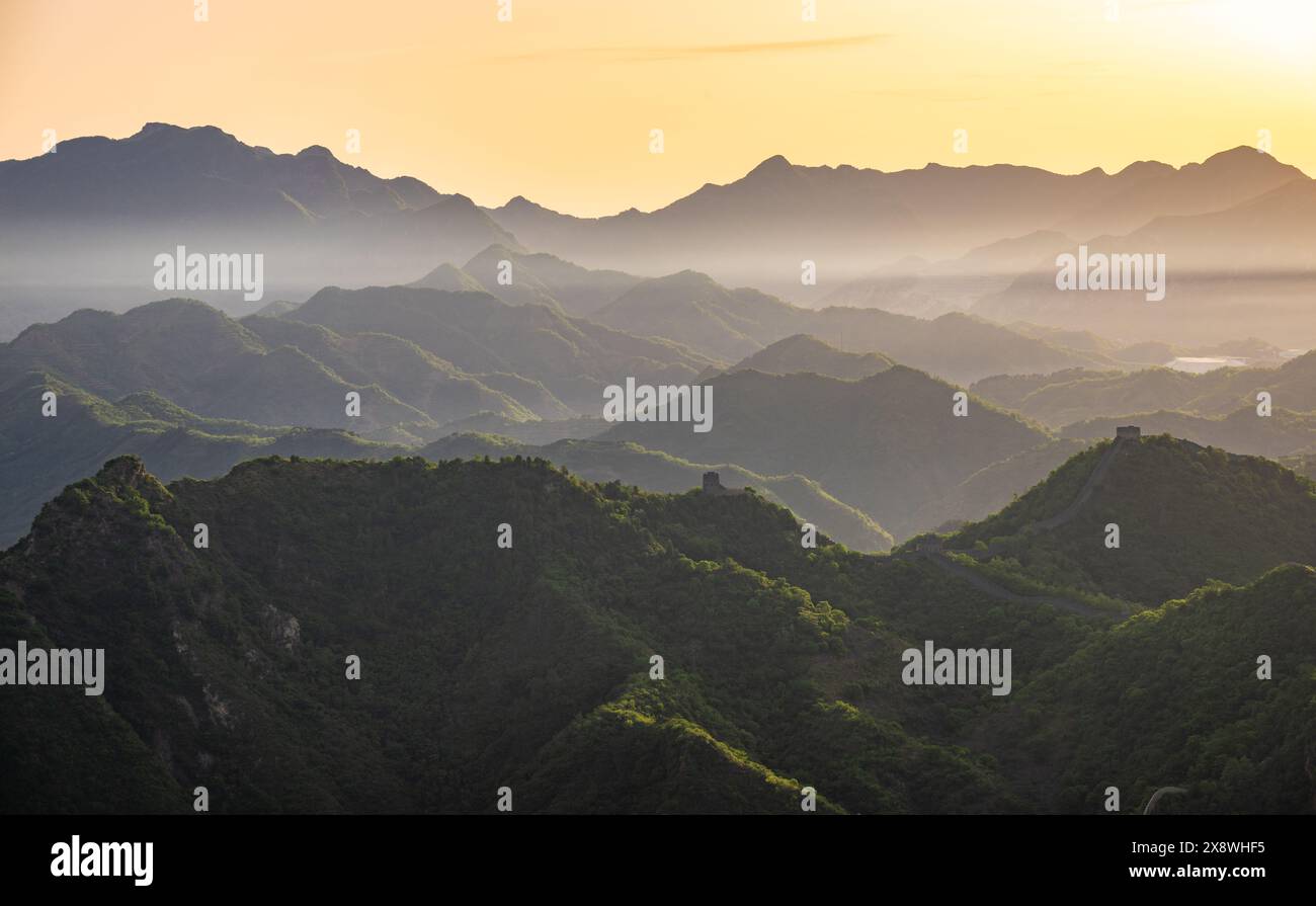 Lever de soleil incroyable au-dessus de nombreuses montagnes et collines brumeuses au-dessus de la Grande Muraille de Chine, la section Huangyaguan de la Grande Muraille de Chine. Banque D'Images