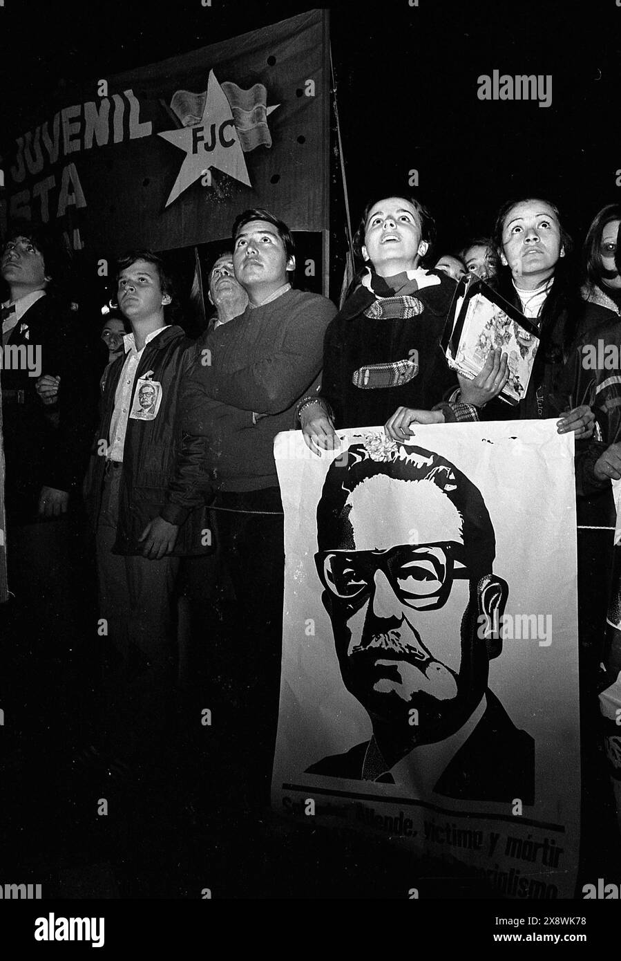 Des membres argentins de la Federación Juvenil Comunista (une branche jeunesse du Parti communiste) participent aux funérailles civiques du président Salvador Allende Gossens Buenos Aires, quelques jours après sa mort lors du coup d’État du général Augusto Pinochet le 11 septembre 1973 à Santiago, Chili. Banque D'Images