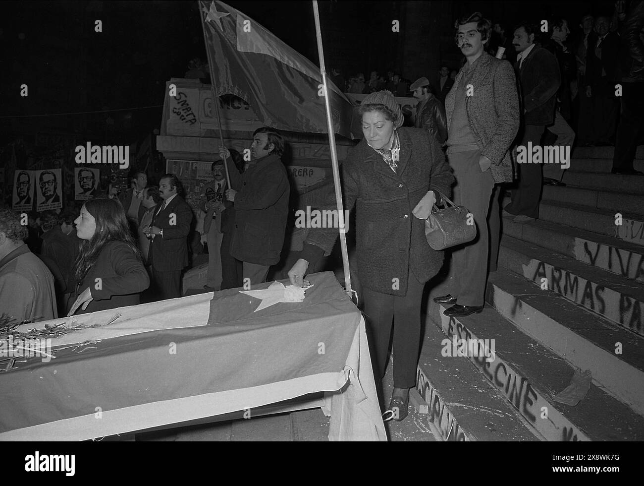 Les partisans du président chilien Salvador Allende Gossens participent aux funérailles civiques de Buenos Aires, quelques jours après sa mort lors du coup d’État du général Augusto Pinochet le 11 septembre 1973 à Santiago, Chili. Banque D'Images