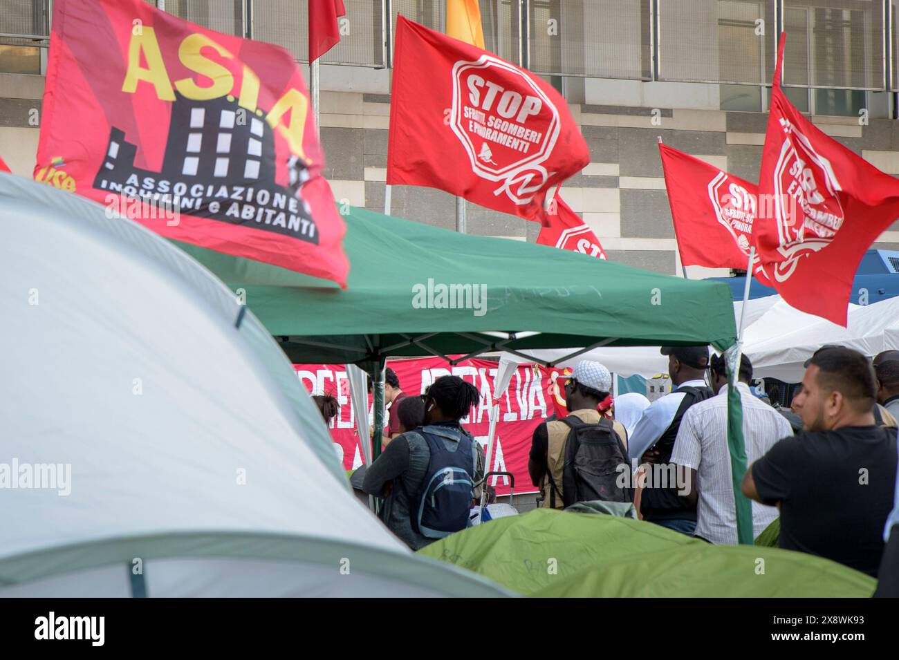 Rome, Italie. Rome, Italie. 27 mai 2024. Des drapeaux portant les mots ''arrêter les expulsions, le nettoyage et les saisies'' et ASIA USB agitent lors de la manifestation Acampada ''Borghetto Gualtieri'' (petit village de Gualtieri) organisée par les mouvements pour le droit au logement à Rome. Crédit : ZUMA Press, Inc/Alamy Live News Banque D'Images