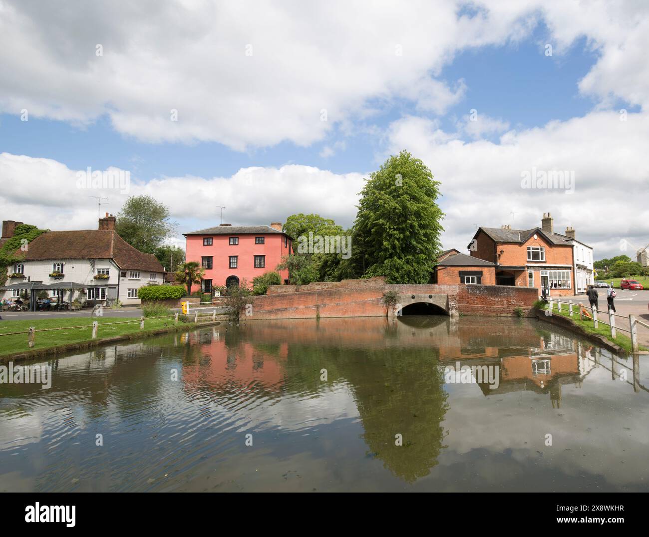 Duck Pond The Fox Restaurant et Bridge Finchingfield Essex Banque D'Images