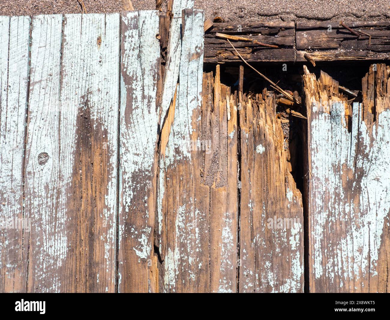 Surface en bois blanc inégale. Bois déchiré. le plancher endommagé est blanc. Banque D'Images