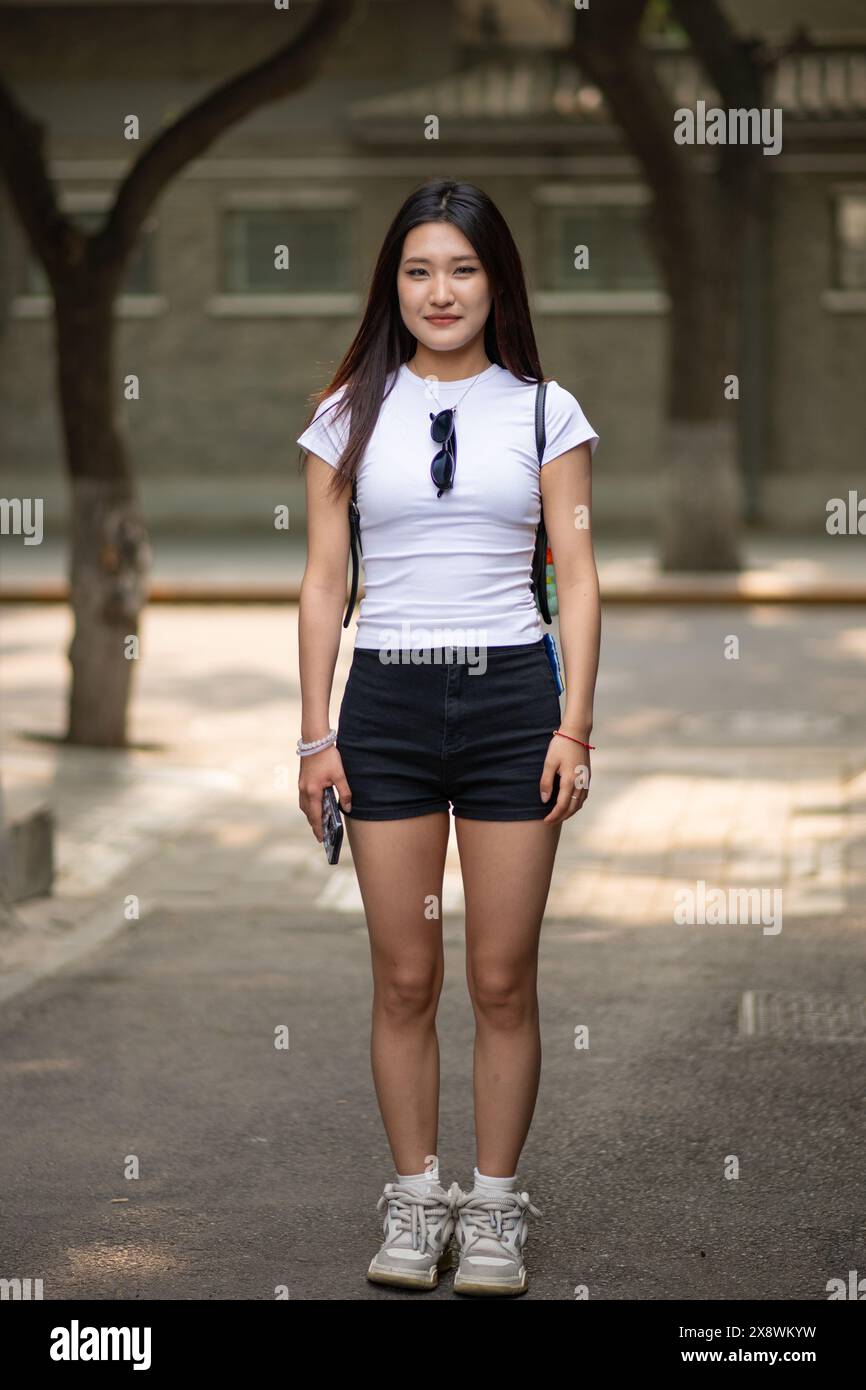 Portrait de rue de la jeune belle adolescente chinoise dans les rues de Pékin, Chine Banque D'Images