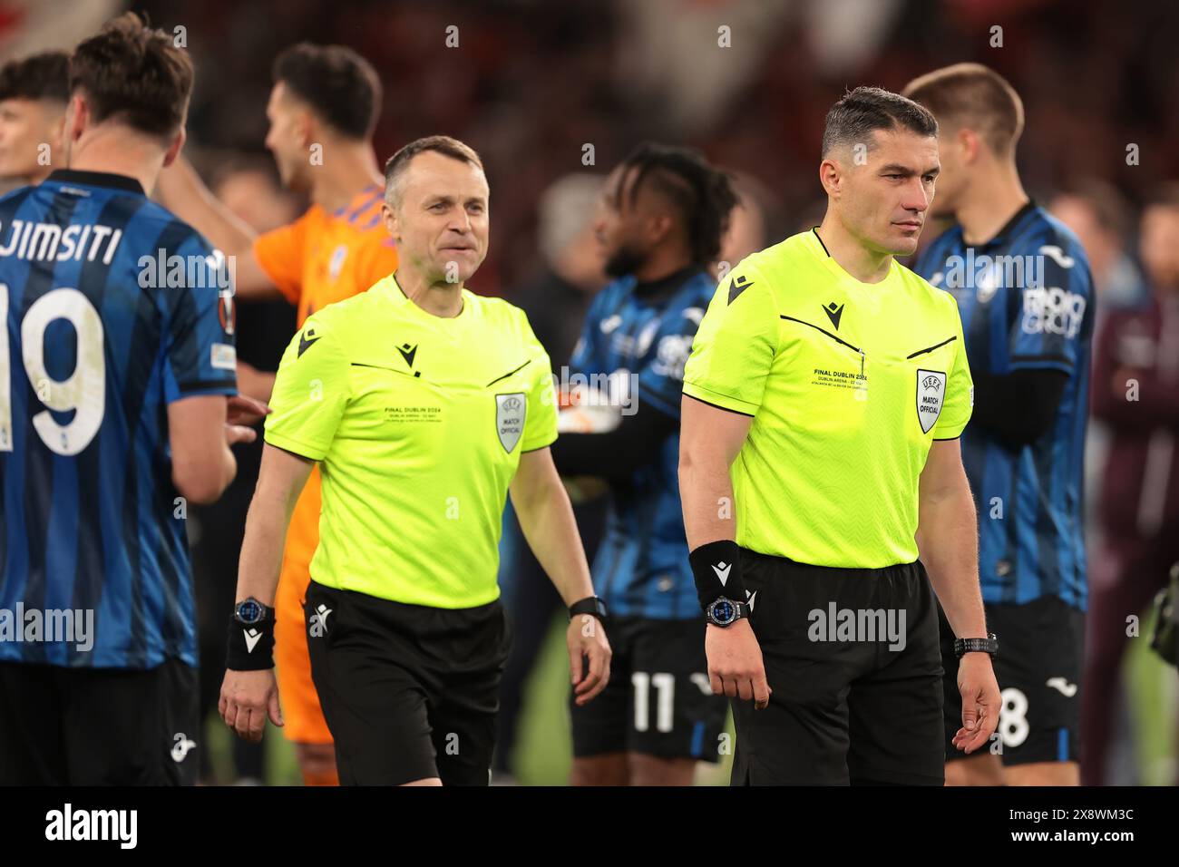 Dublin, Irlande. 22 mai 2024. L'arbitre roumain Istvan Kovacs et son assistant passent la garde d'honneur d'Atalanta lors de la cérémonie de remise du trophée qui suit la victoire d'Atalanta BC en 3-0 dans le match de l'UEFA Europa League à l'Aviva Stadium de Dublin. Le crédit photo devrait se lire : Jonathan Moscrop/Sportimage crédit : Sportimage Ltd/Alamy Live News Banque D'Images