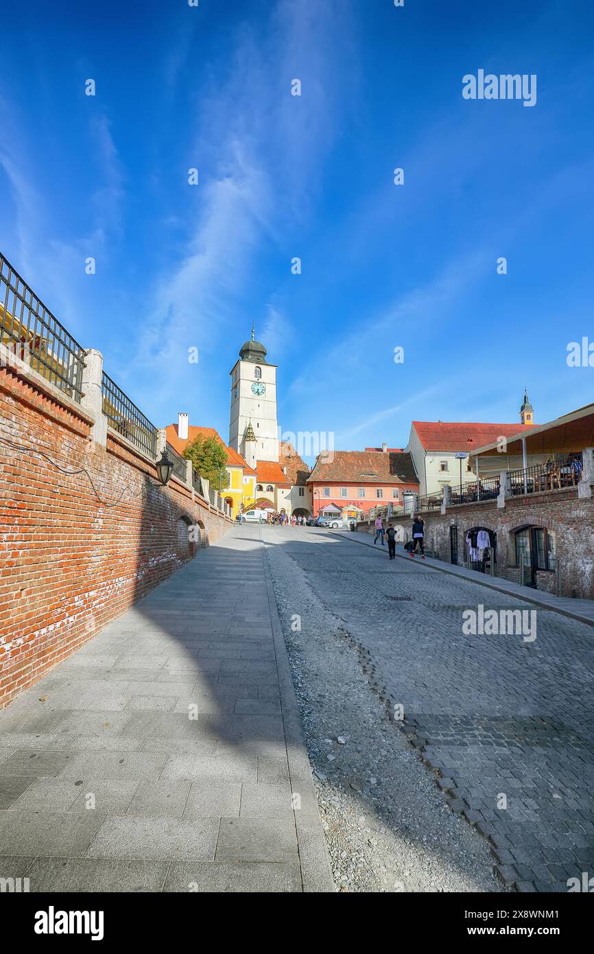 Vue imprenable sur la petite place et la Tour du Conseil dans le centre de la ville de Sibiu. Scène impressionnante de Transylvanie. Localisation : Sibiu, région de Transylvanie, Banque D'Images