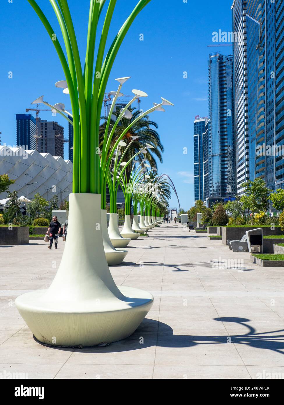 Nouvelles lanternes exotiques sur le Grand Boulevard. Une immense rue longue. Nouvelle rue à Batumi. Infrastructure moderne Banque D'Images