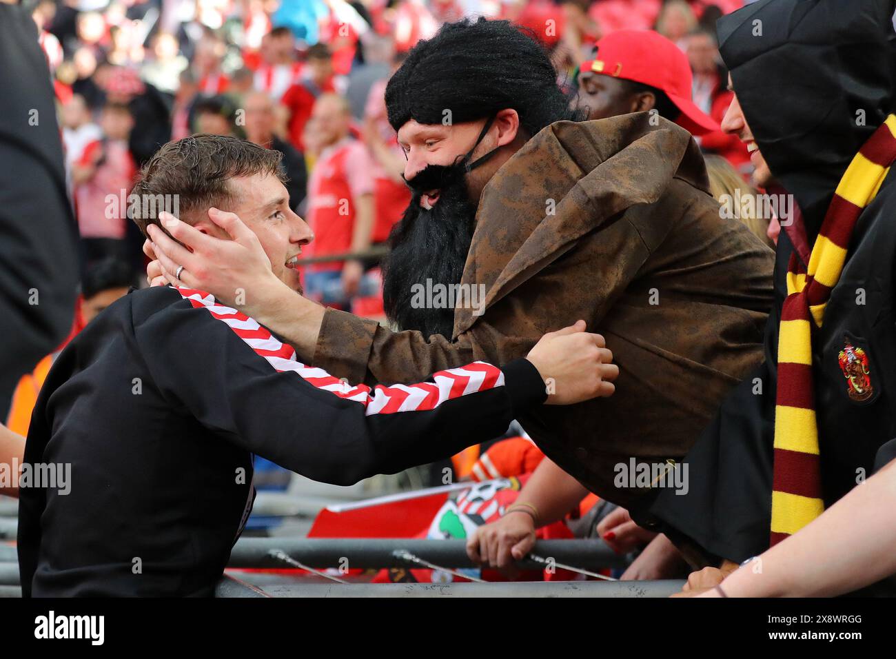 Londres, Royaume-Uni. 26 mai 2024. Aaron Ramsdale, le gardien de but d'Arsenal, vêtu d'un déguisement dans l'extrémité des supporters de Southampton, accueille David Brooks de Southampton (l) après le match. EFL Skybet Championship joue la finale 2024, Leeds Utd v Southampton au stade de Wembley à Londres le dimanche 26 mai 2024. Usage éditorial exclusif. photo par Andrew Orchard/Andrew Orchard photographie sportive/Alamy Live News crédit : Andrew Orchard photographie sportive/Alamy Live News Banque D'Images