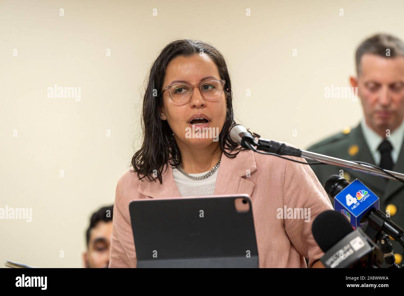 New York, États-Unis. 27 mai 2024. NEW YORK, NY - MAI 27 : Tiffany Cabán, membre du conseil municipal de New York, prend la parole lors de la cérémonie du Memorial Day de l'American Legion Boulevard Gardens Post 1836 2024 le 27 mai 2024 dans le Queens borough de New York. Le jour du souvenir est un jour férié fédéral honorant les militaires décédés dans l'exercice de leurs fonctions militaires. Crédit : Ron Adar/Alamy Live News Banque D'Images