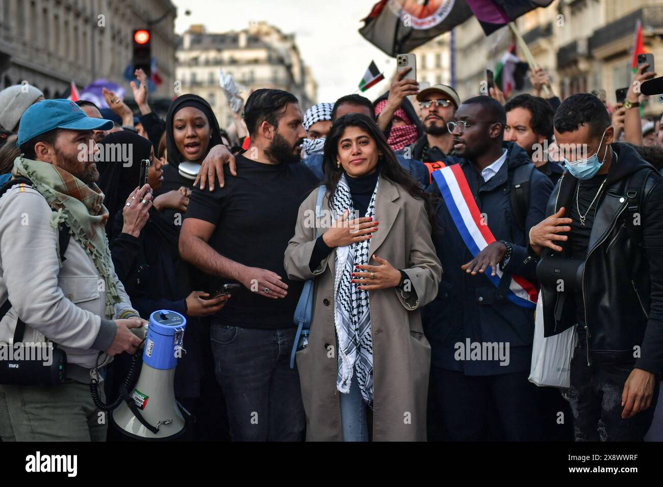 Fondatrice franco-palestinienne de l’Observatoire des camps de réfugiés, Rima Hassan participe à une manifestation de solidarité avec Rafah à Gaza, à Paris, le 27 mai 2024. Photo de Firas Abdullah/ABACAPRESS. COM Credit : Abaca Press/Alamy Live News Banque D'Images