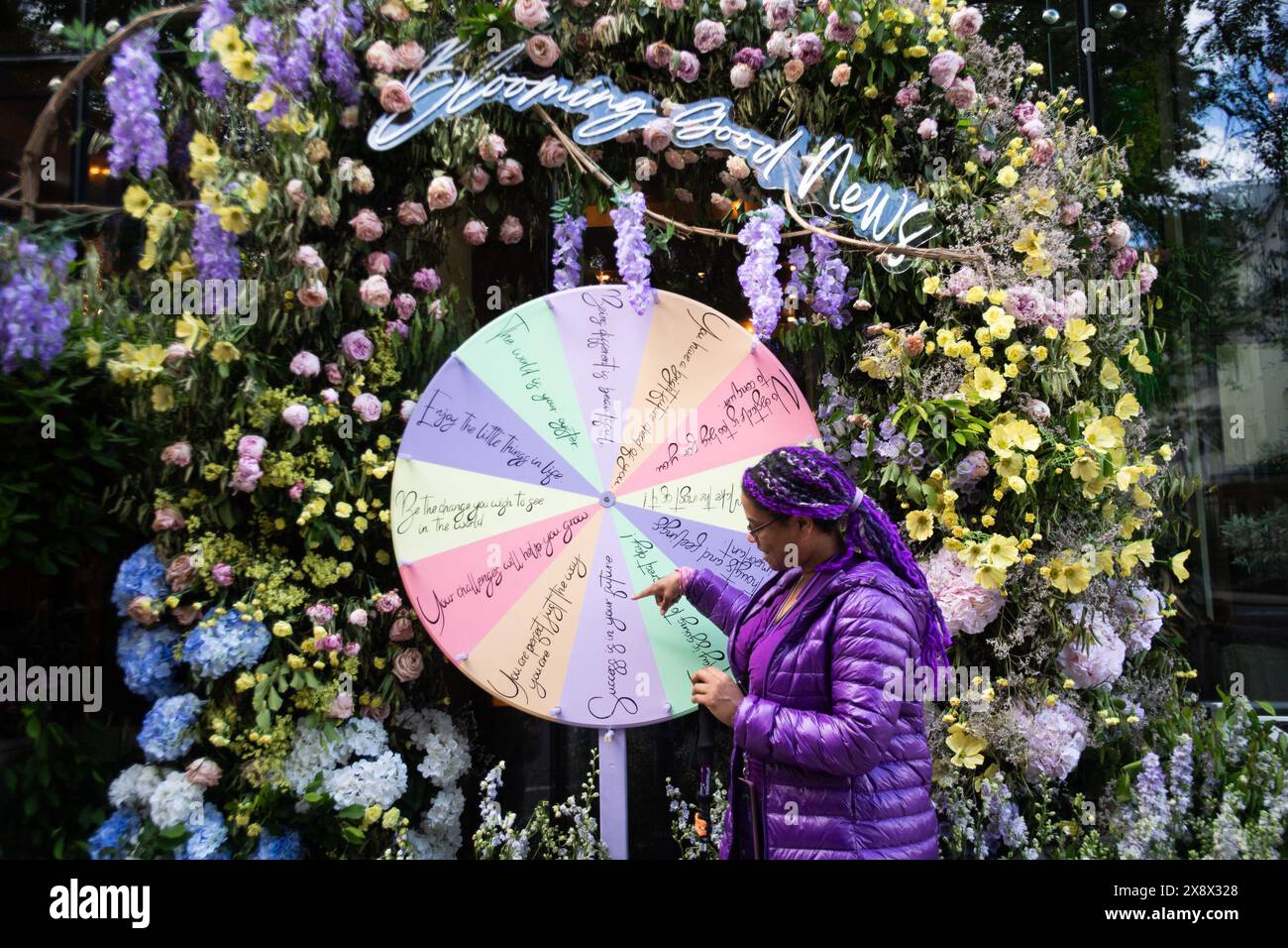 Londres, Royaume-Uni. 27 mai 2024. Les visiteurs voient « Blooming Good News » - un jeu interactif Spin the Wheel par le Hari le dernier jour de Belgravia dans Bloom 2024 avec le thème de cette année : « Fun et jeux floraux ». Crédit : Justin Ng/Alamy Live News Banque D'Images