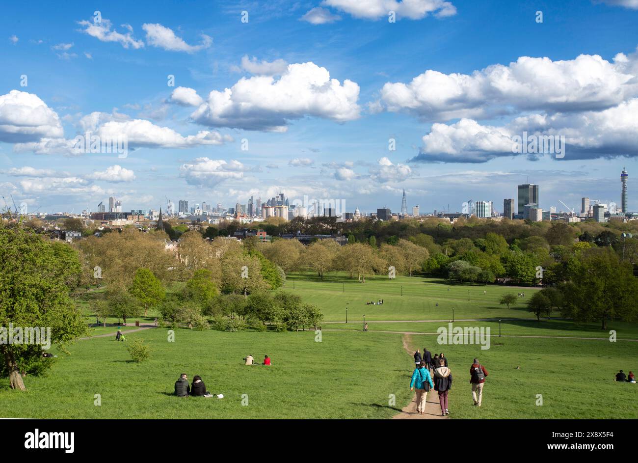 Primrose sommet de colline avec vue sur la ville de Londres et les gens se relaxant dans le parc, Londres , Royaume-Uni Banque D'Images