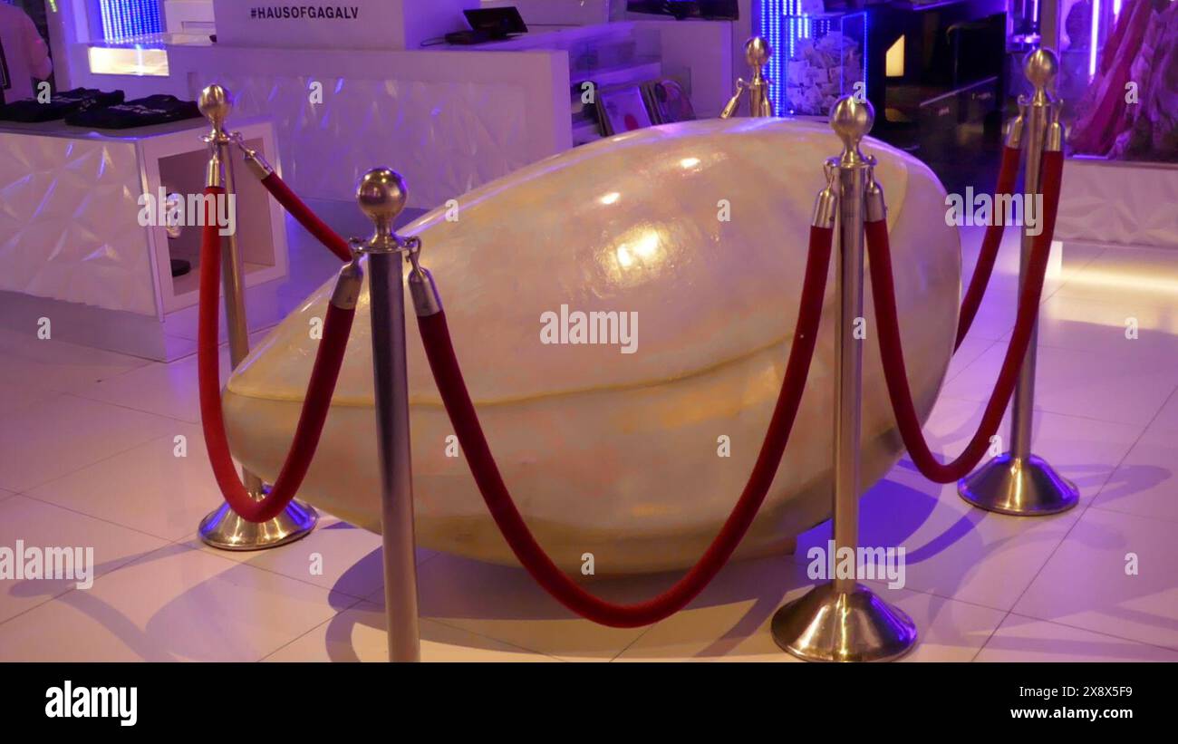 Las Vegas, Nevada, USA 15 mai 2024 Egg Lady Gaga est arrivée aux Grammys en exposition à Haus of Gaga au Park MGM Hotel & Casino, ancien Monte Carlo Hotel & Casino sur Las Vegas Blvd le 15 mai 2024 à Las Vegas, Nevada, USA. Photo de Barry King/Alamy Stock photo Banque D'Images