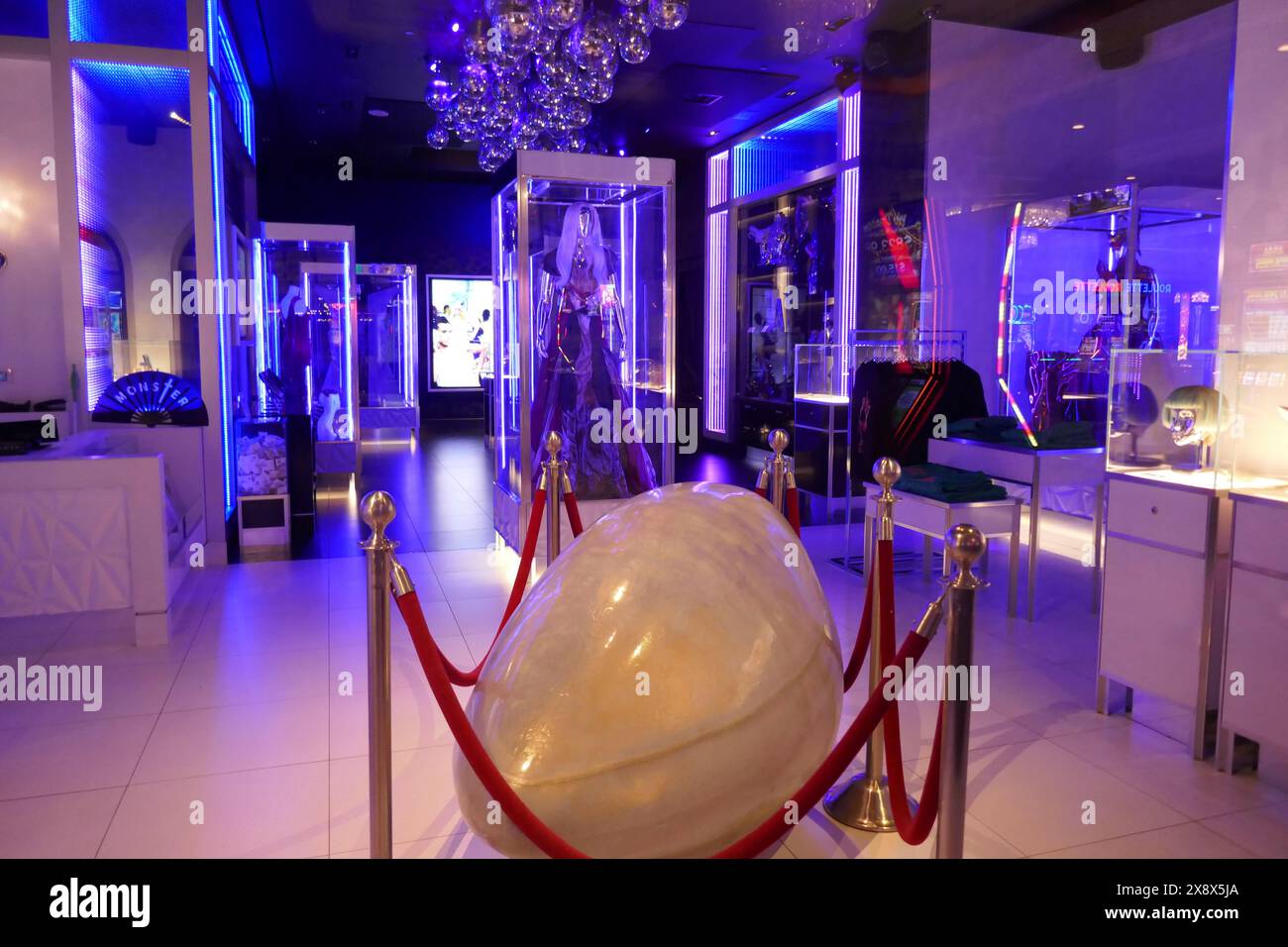 Las Vegas, Nevada, USA 15 mai 2024 Egg Lady Gaga est arrivée aux Grammys en exposition à Haus of Gaga au Park MGM Hotel & Casino, ancien Monte Carlo Hotel & Casino sur Las Vegas Blvd le 15 mai 2024 à Las Vegas, Nevada, USA. Photo de Barry King/Alamy Stock photo Banque D'Images