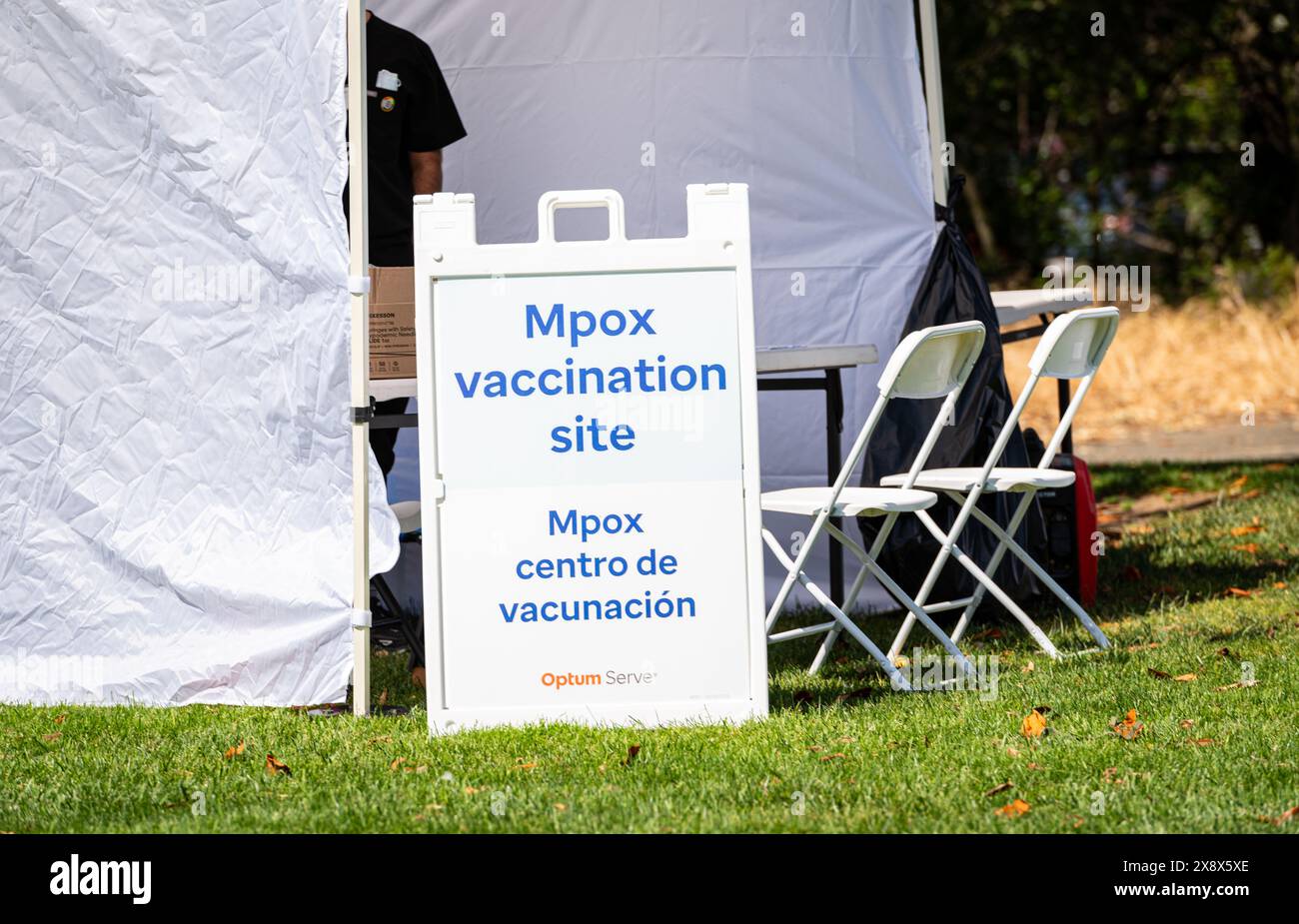 Photo d'un panneau de vaccination contre la Mpox sur un site de tente lors du festival placer Pride à Royer Park à Roseville, Californie. Banque D'Images