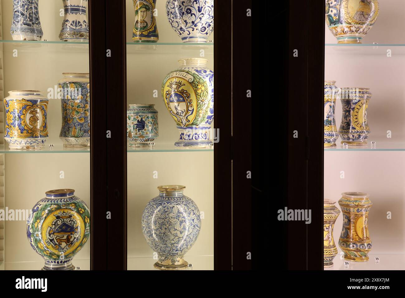 Collection de poterie de Giacomo Spadaro dans le Museo Diocesano Di Palermo en Sicile Italie Banque D'Images