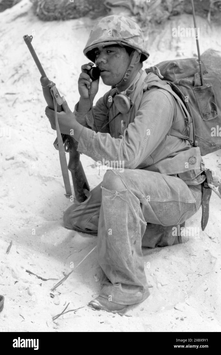 Code Talker Navajo du corps des Marines des États-Unis communiquant par talkie-walkie en novembre 1943 pendant la seconde Guerre mondiale Banque D'Images