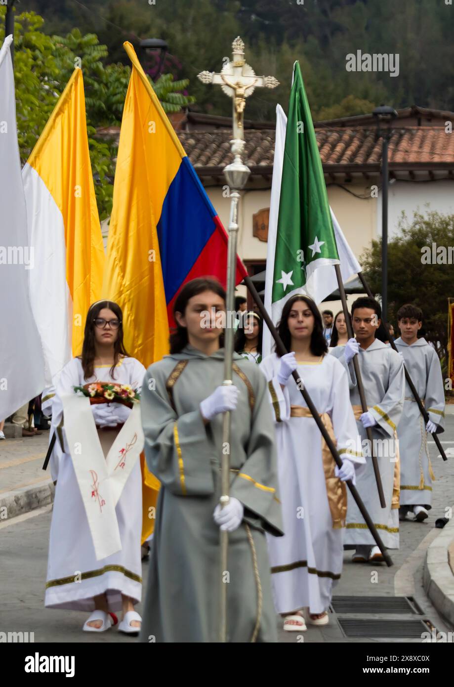 Semana Santa ou semaine de Pâques est célébrée dans la ville de Retiro avec une procession à travers les rues portant des statues représentant l'histoire de la vie de Jès Banque D'Images