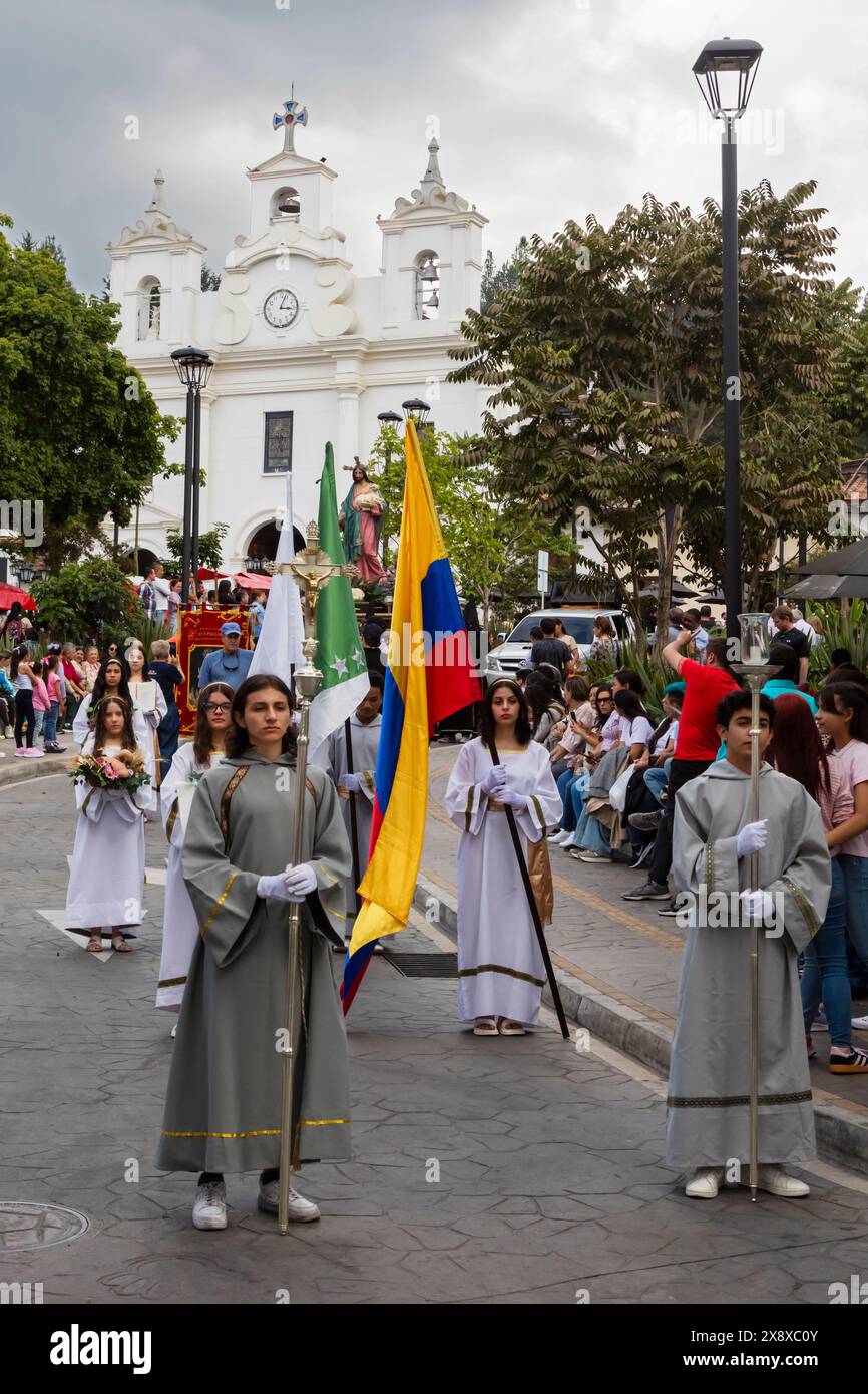 Semana Santa ou semaine de Pâques est célébrée dans la ville de Retiro avec une procession à travers les rues portant des statues représentant l'histoire de la vie de Jès Banque D'Images