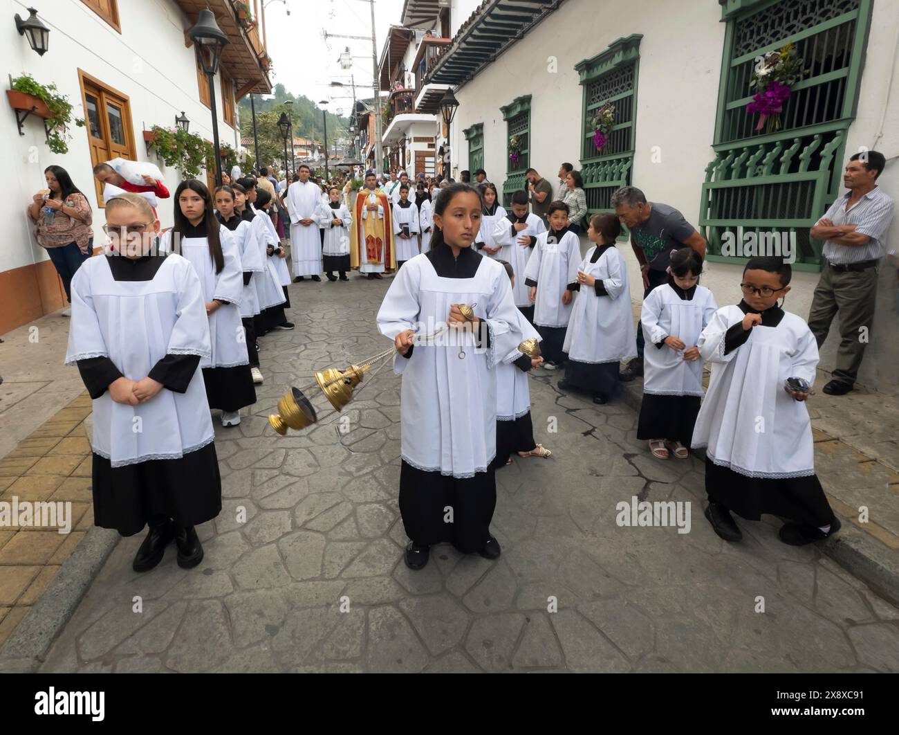 Semana Santa ou semaine de Pâques est célébrée dans la ville de Retiro avec une procession à travers les rues portant des statues représentant l'histoire de la vie de Jès Banque D'Images