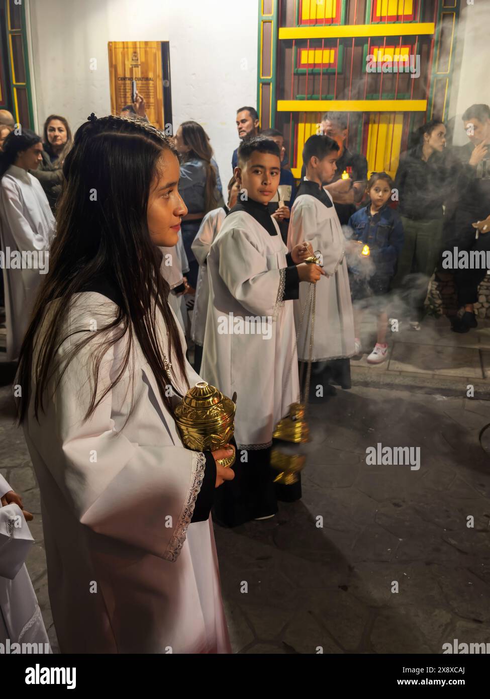 Semana Santa ou semaine de Pâques est célébrée dans la ville de Retiro avec une procession à travers les rues portant des statues représentant l'histoire de la vie de Jès Banque D'Images