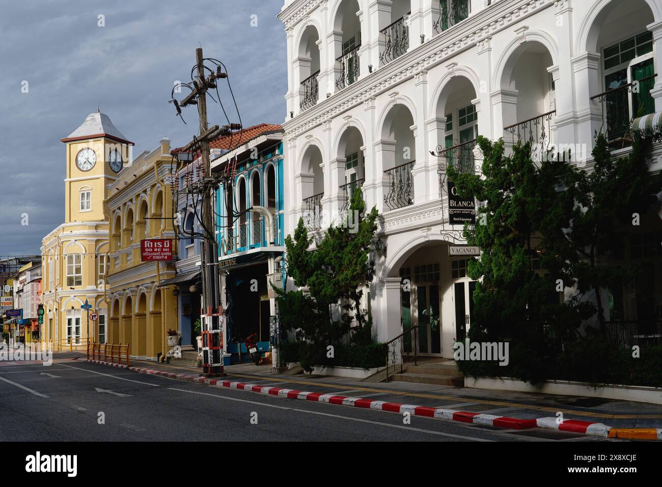 Vue de Phuket Road dans la vieille ville de Phuket Town (Phuket City), Thaïlande, avec l'hôtel Casa Blanca (R) et le monument Phromthep Clocktower (l) Banque D'Images