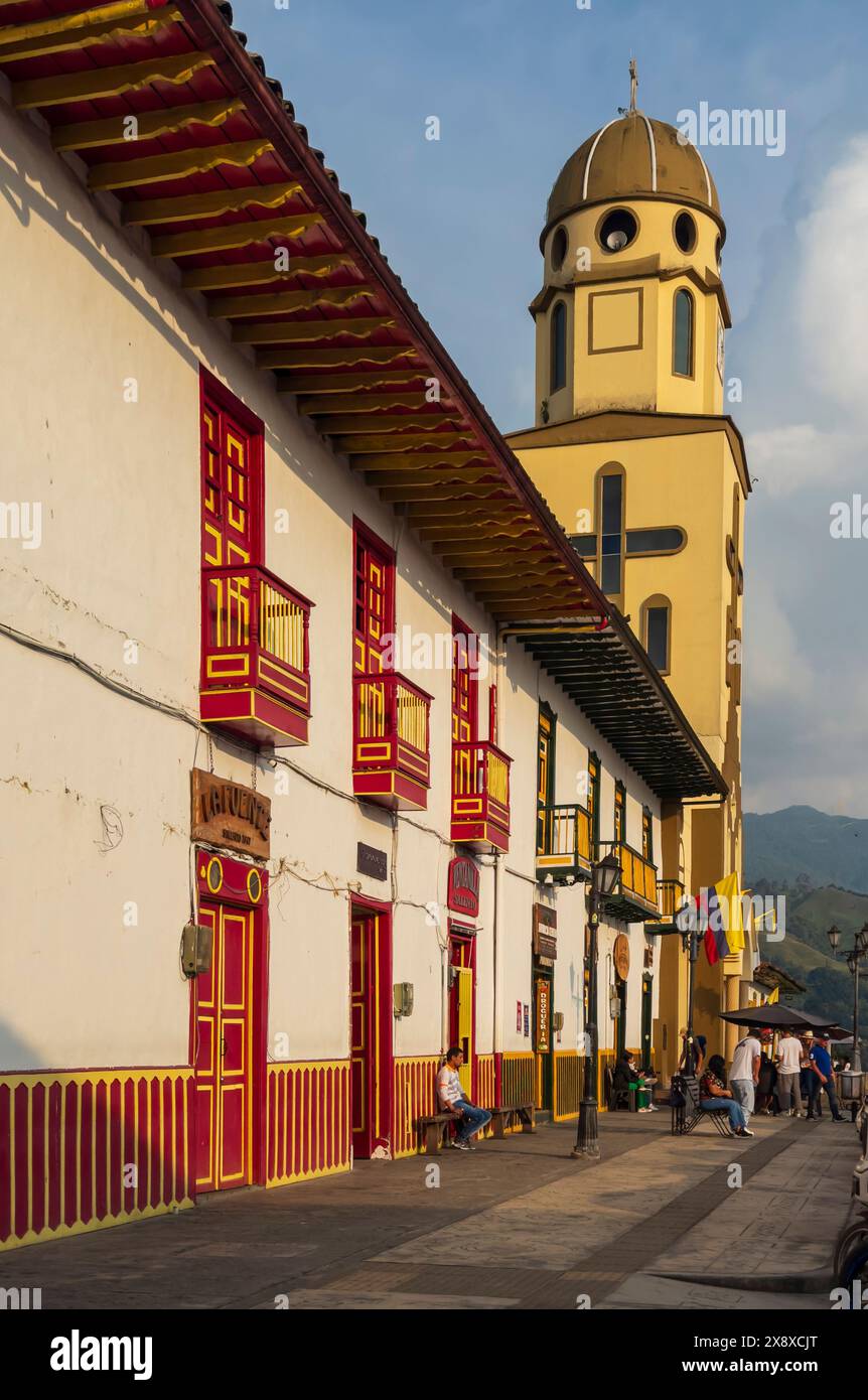 Église Nuestro Carmen Senora ou église catholique notre-Dame de Carmen sur la place principale du Salento - Colombie Banque D'Images