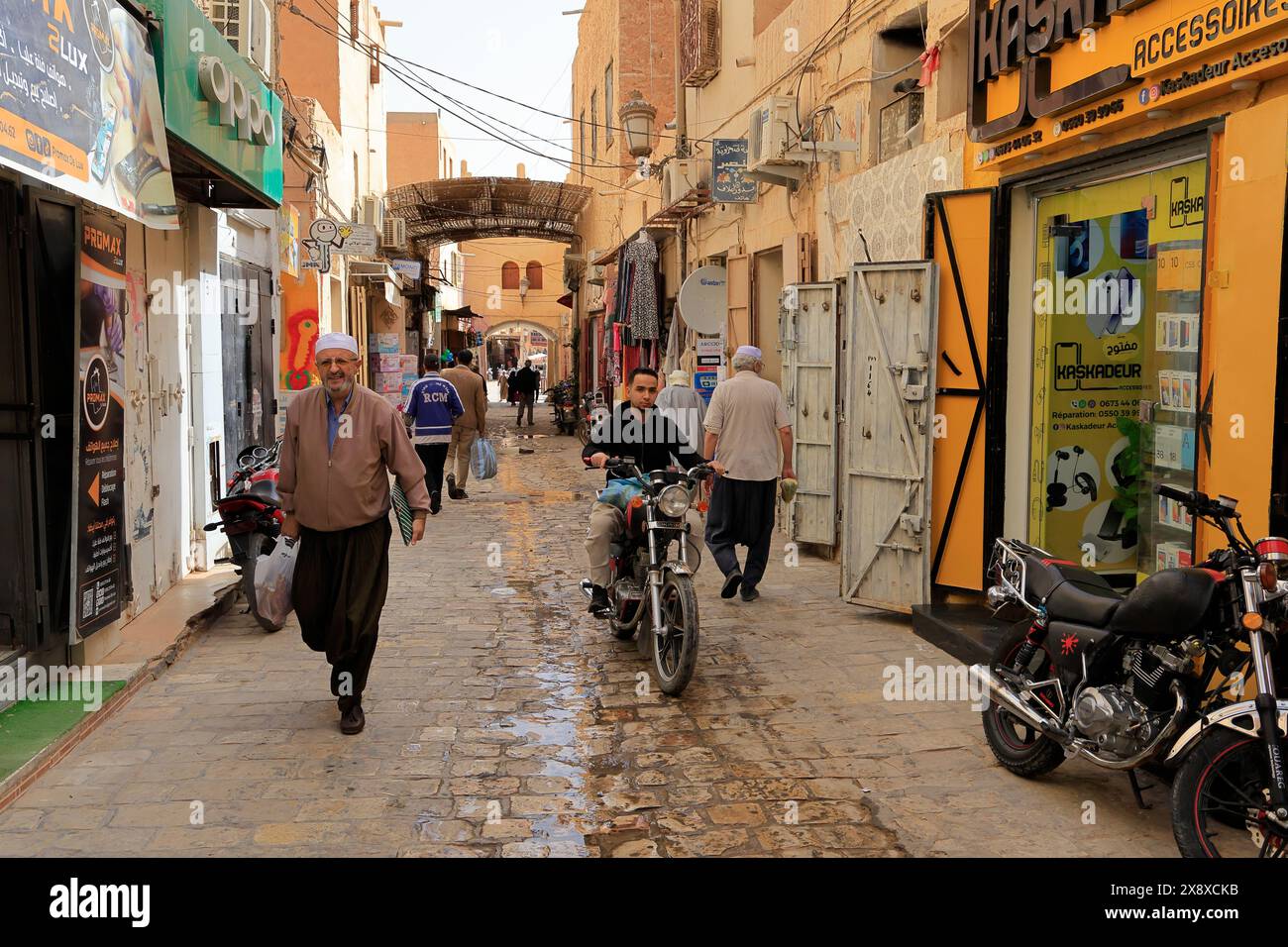 Les gens magasinent au marché de Ghardaia. Vallée de Mzab. Province de Ghardaia.Sahara.Algérie Banque D'Images