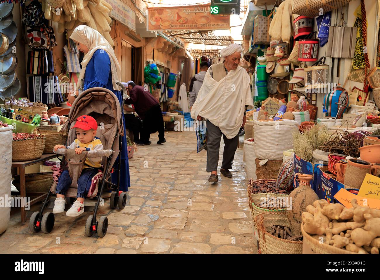 Les gens magasinent au marché de Ghardaia. Vallée de Mzab. Province de Ghardaia.Sahara.Algérie Banque D'Images
