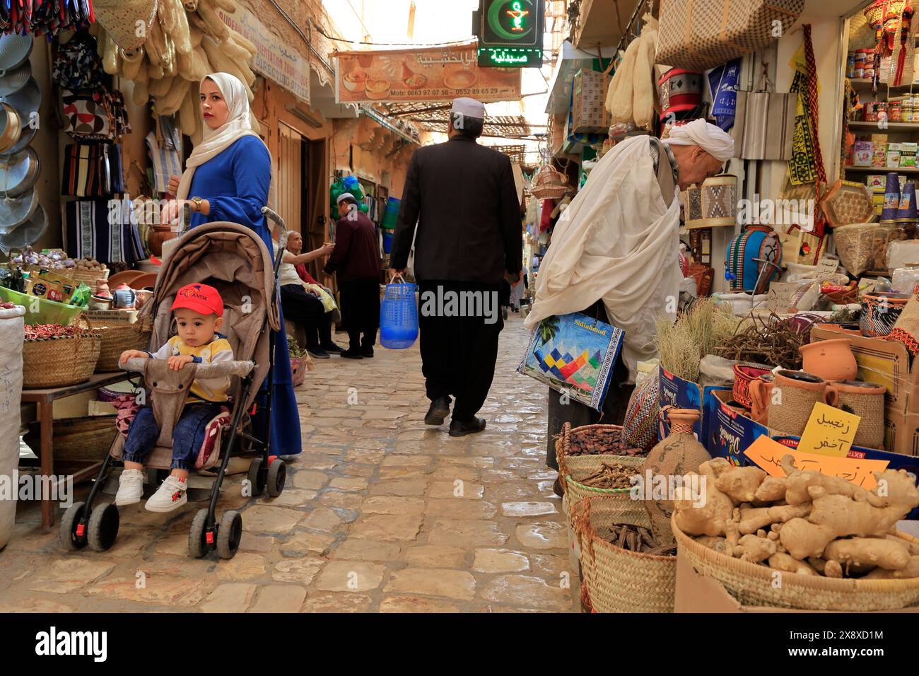 Les gens magasinent au marché de Ghardaia. Vallée de Mzab. Province de Ghardaia.Sahara.Algérie Banque D'Images