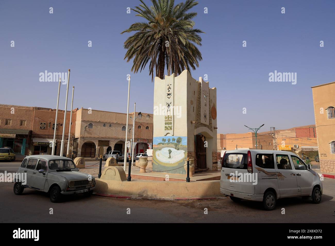 La place à l'extérieur de l'historique Ksar El Atteuf. Vallée de Mzab. Province de Ghardaia. Sahara du Nord. Algérie Banque D'Images