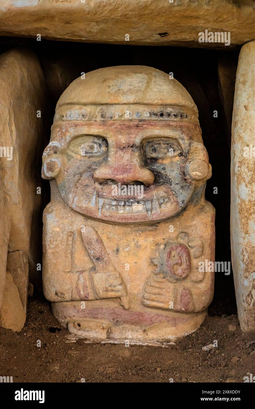 Des sculptures en pierre vieilles de deux mille ans sur le site archéologique de la Pelota ont encore de la peinture - San Augustin, Colombie Banque D'Images