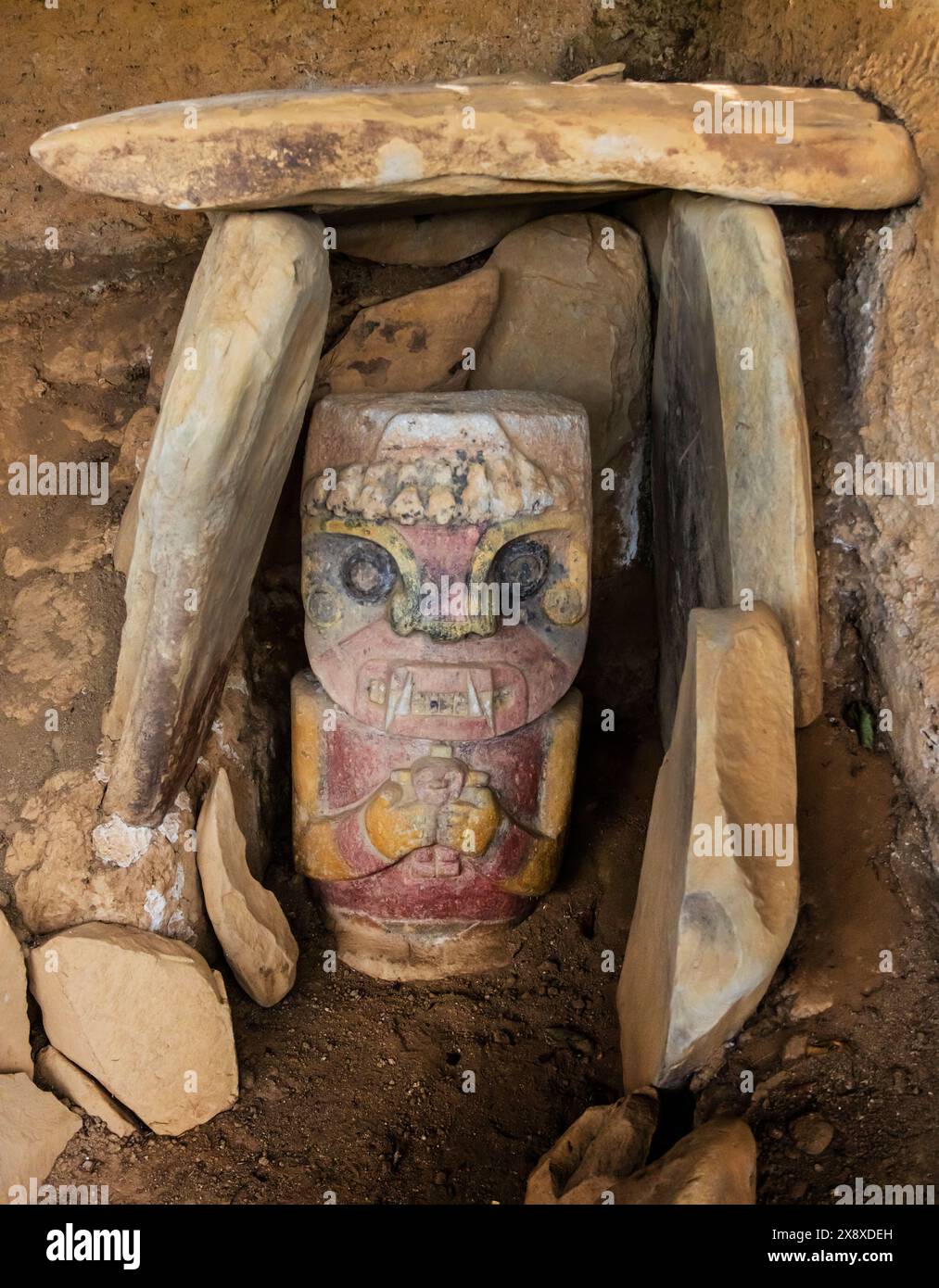 Des sculptures en pierre vieilles de deux mille ans sur le site archéologique de la Pelota ont encore de la peinture - San Augustin, Colombie Banque D'Images