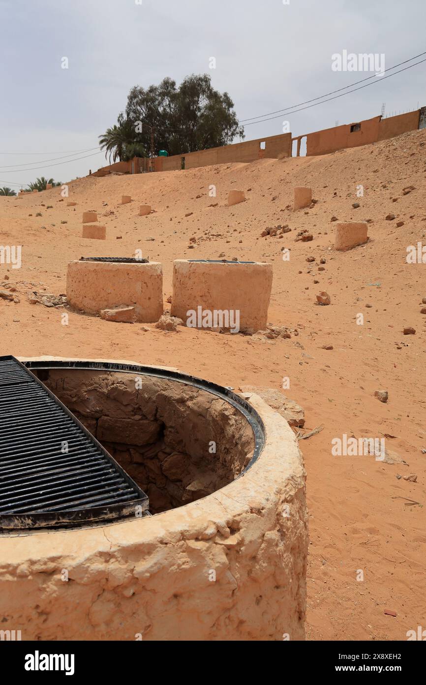 Les puits du réservoir d'eau souterrain du système traditionnel de distribution et de gestion des eaux de crue à Ghardaia. Vallée de Mzab. Ghardaia Province.north Sahara. Algérie Banque D'Images