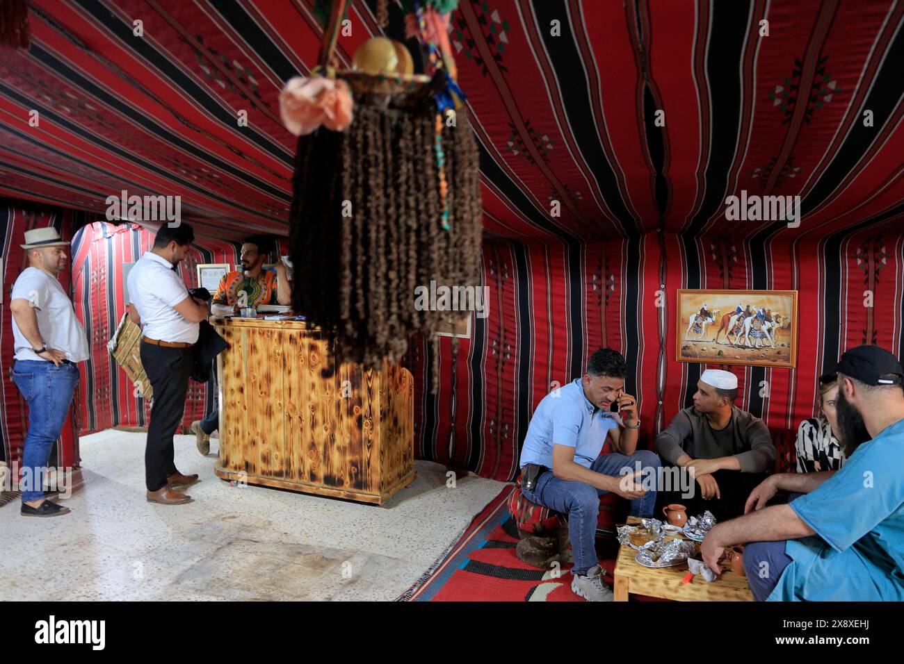 Vue intérieure d'un authentique restaurant traditionnel dans la ville de Ghardaia. Vallée de Mzab. Province de Ghardaia. Sahara du Nord. Algérie Banque D'Images