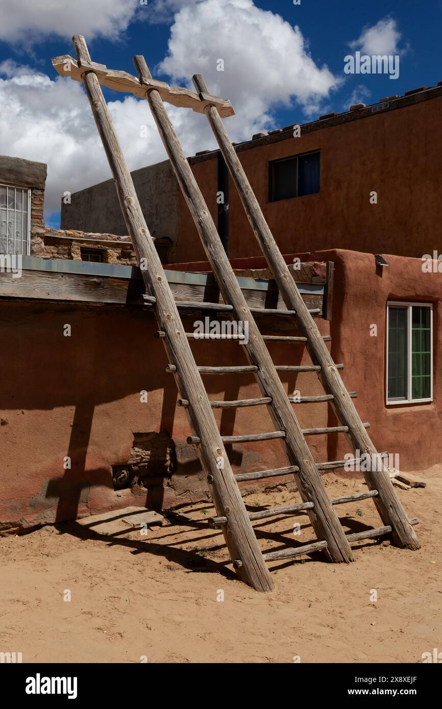 Échelle Kiva à l'Acoma Pueblo (Hakk'u) au Nouveau-Mexique. L'échelle Kiva agit comme un lien central unissant non seulement les chambres, mais aussi les croyances, les ancêtres, et Banque D'Images