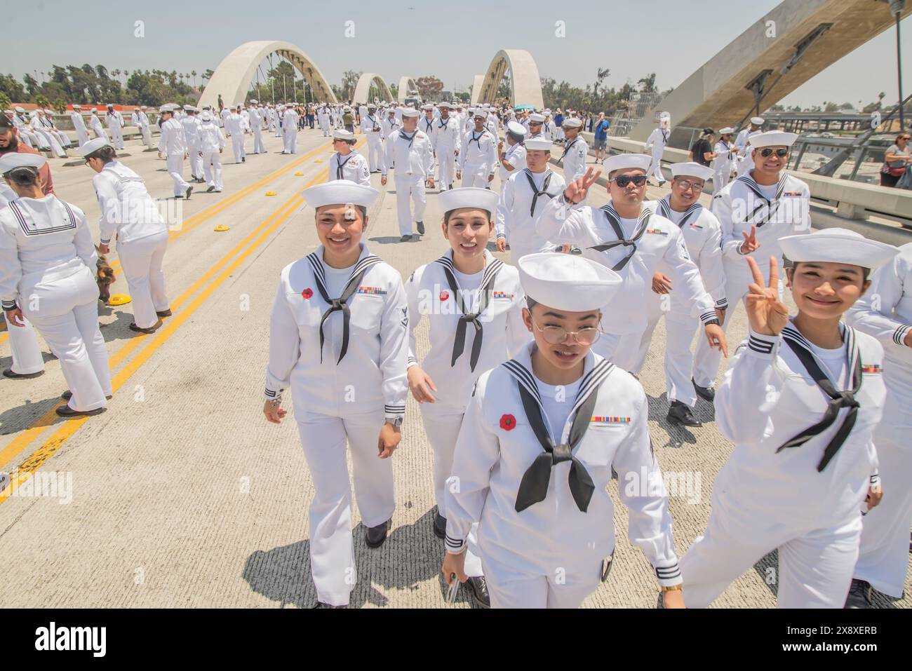 Los Angeles, États-Unis. 27 mai 2024. Environ 500 marins de la Navy ont marché à travers le viaduc de la Sixth Street dans le centre-ville de Los Angeles le lundi 27 mai, pour un hommage commémoratif à ceux qui sont morts alors qu'ils servaient dans les forces armées des États-Unis. La marche pour rendre hommage au personnel militaire américain déchu a commencé à midi sur le côté Boyle Heights du viaduc, avec des marins formant 10 rangs de côte et 50 de profondeur, selon Branimir Kvartuc, le représentant des médias pour la Fleet week. Crédit : Alberto Sibaja Ramírez/Alamy Live News Banque D'Images