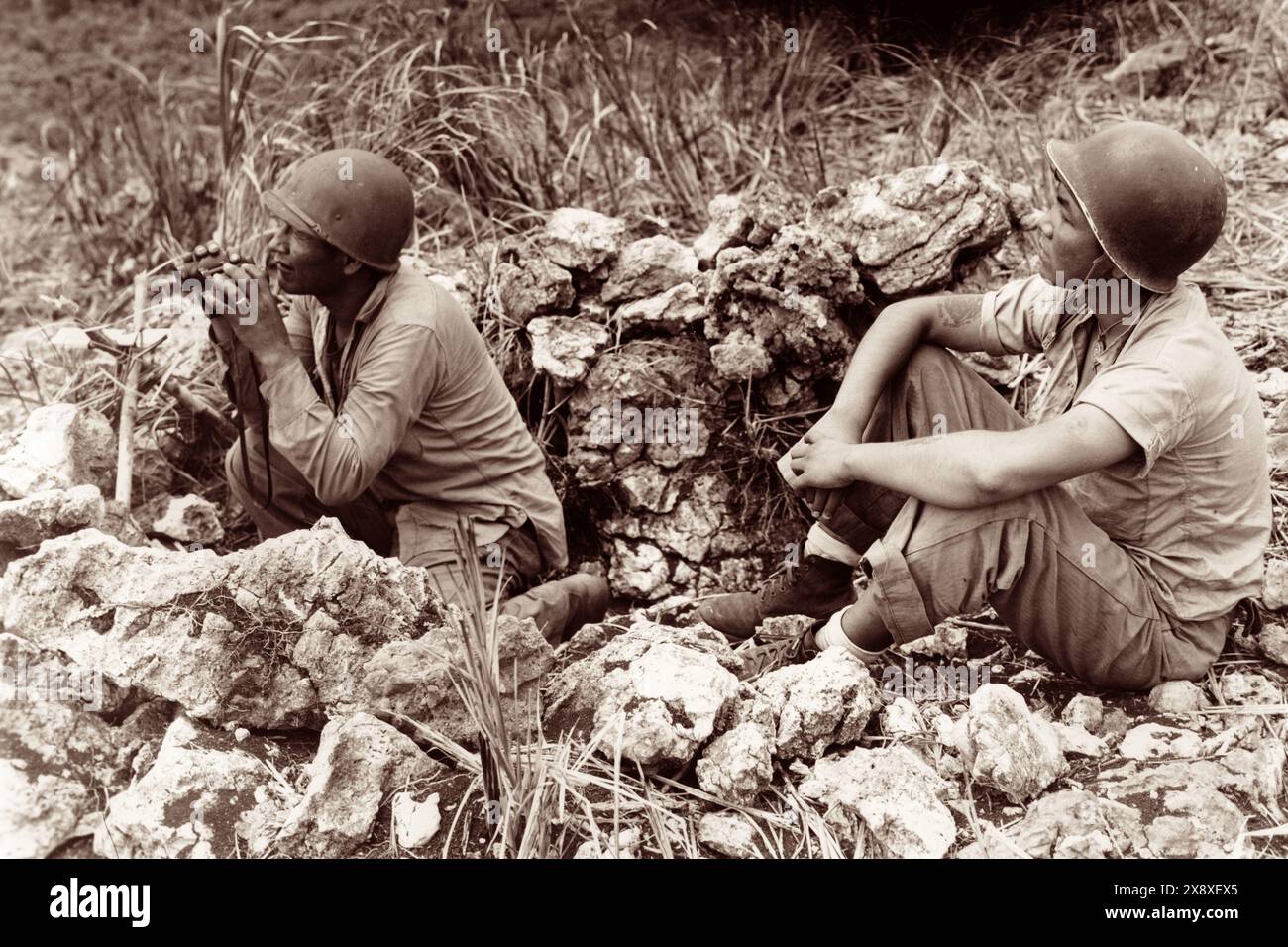 Des locuteurs de code Navajo à un poste d'observation surplombant le village de Garapan sur Saipan dans les îles Mariannes du Nord pendant la seconde Guerre mondiale en juin 1944. Banque D'Images