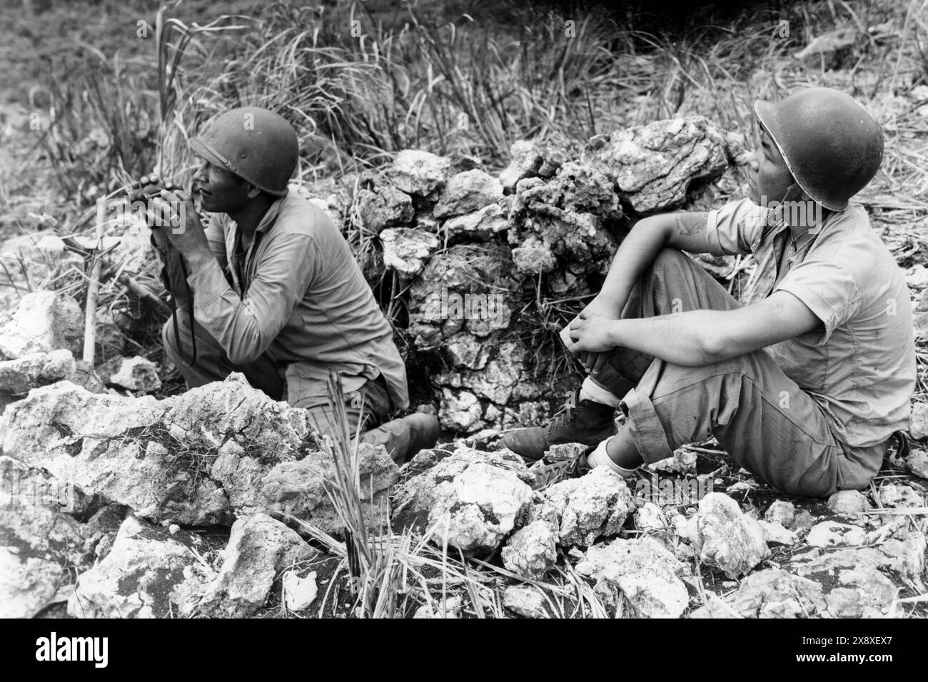 Des locuteurs de code Navajo à un poste d'observation surplombant le village de Garapan sur Saipan dans les îles Mariannes du Nord pendant la seconde Guerre mondiale en juin 1944. Banque D'Images