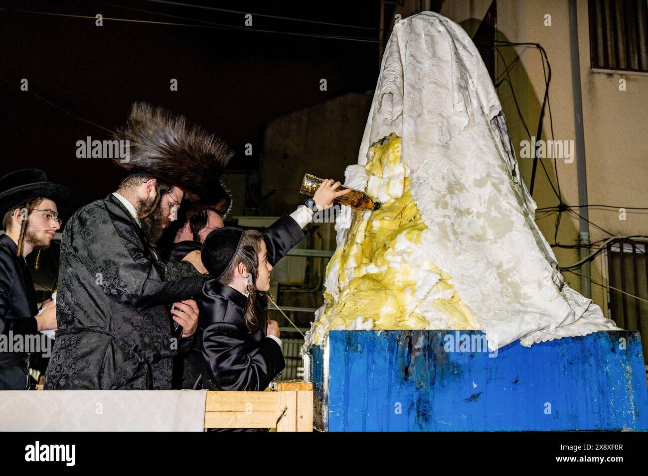 Préparatifs pour la cérémonie du feu de joie de Lag Ba'omer à la cour hassidique de Lelov. Le LAG Ba'omer est un événement traditionnel juif qui a lieu le 33ème jour du comptage de l'Omer. Deux événements historiques principaux sont liés à Lag Baomer. On pense que c'est le jour de la mort du rabbin Shimon Bar Yochai (également connu sous le nom de RASHBI), un sage important dans l'ancien judaïsme. Dans les temps modernes, il est considéré comme une célébration pour commémorer la victoire de la révolte de Bar Kokhba, une rébellion armée initiée par les Juifs de Judée contre l'Empire romain en 132 EC. Pendant les célébrations du Lag Ba'omer, orthodoxe hassidique Banque D'Images