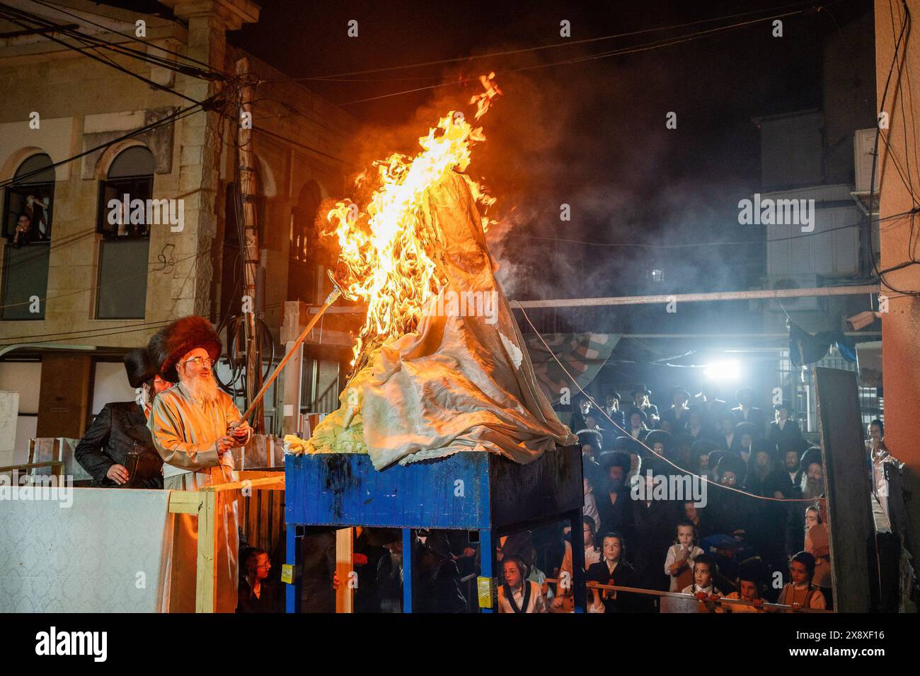 Grand rabbin de la cour hassidique de Lelov, célèbre l'éclairage du feu de joie de Lag Ba'omer. Le LAG Ba'omer est un événement traditionnel juif qui a lieu le 33ème jour du comptage de l'Omer. Deux événements historiques principaux sont liés à Lag Baomer. On pense que c'est le jour de la mort du rabbin Shimon Bar Yochai (également connu sous le nom de RASHBI), un sage important dans l'ancien judaïsme. Dans les temps modernes, il est considéré comme une célébration pour commémorer la victoire de la révolte de Bar Kokhba, une rébellion armée initiée par les Juifs de Judée contre l'Empire romain en 132 EC. Pendant les célébrations du Lag Ba'omer, orthodo Banque D'Images