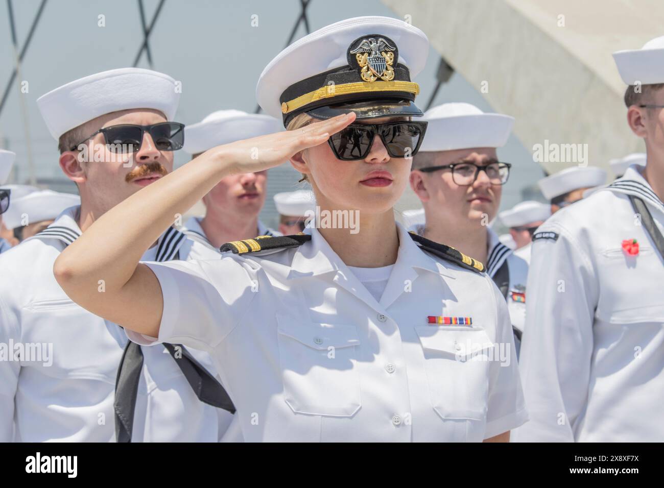 Los Angeles, États-Unis. 27 mai 2024. Environ 500 marins de la Navy ont marché à travers le viaduc de la Sixth Street dans le centre-ville de Los Angeles le lundi 27 mai, pour un hommage commémoratif à ceux qui sont morts alors qu'ils servaient dans les forces armées des États-Unis. La marche pour rendre hommage au personnel militaire américain déchu a commencé à midi sur le côté Boyle Heights du viaduc, avec des marins formant 10 rangs de côte et 50 de profondeur, selon Branimir Kvartuc, le représentant des médias pour la Fleet week. Crédit : Alberto Sibaja Ramírez/Alamy Live News Banque D'Images