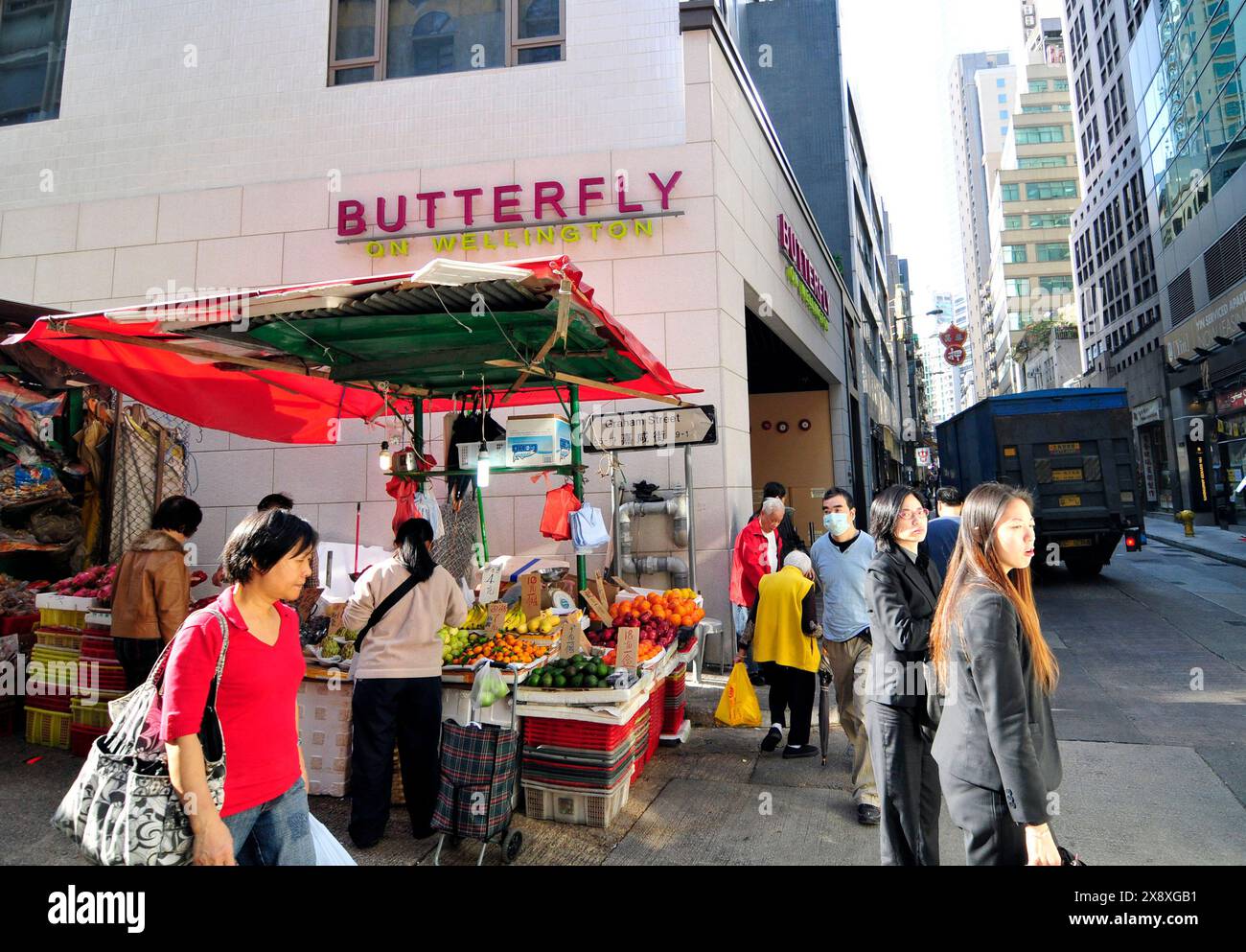 Le marché animé de Graham Street et l'hôtel Butterfly on Wellington à Hong Kong. Banque D'Images