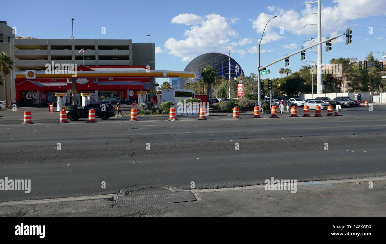 Las Vegas, Nevada, USA 15h mai 2024 le rappeur Tupac Shakur Murder Shooting Location où il a été tué le 7 septembre 1996 à E. Flamingo Road et Koval Lane, et Memorial Pole avec des messages laissés pour lui sur les lieux de l'accident le 15 mai 2024 à Las Vegas, Nevada, USA. Photo de Barry King/Alamy Stock photo Banque D'Images