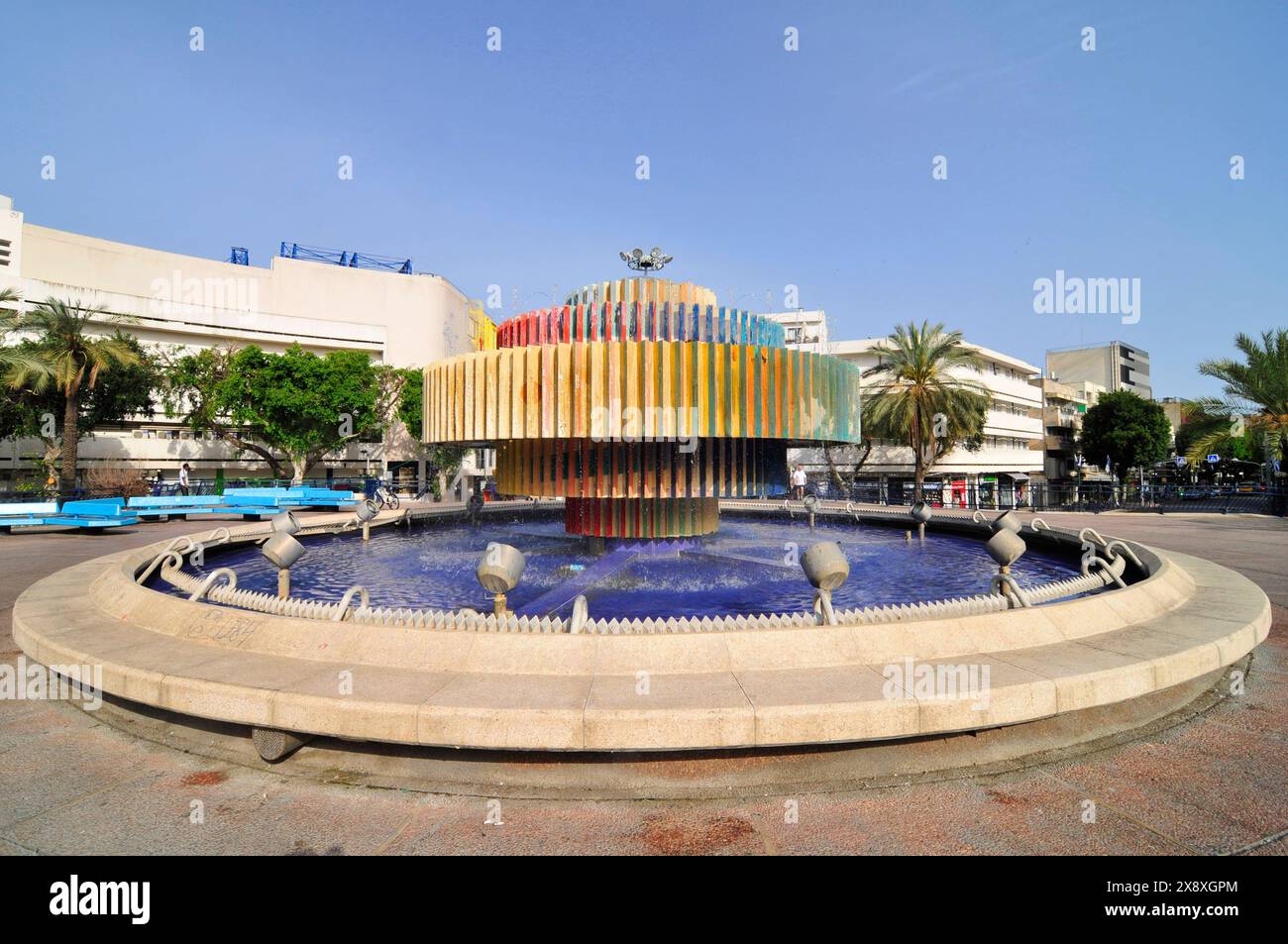 Le feu et la fontaine d'eau à la place Dizengoff dans le centre de tel-Aviv, Israël. Banque D'Images