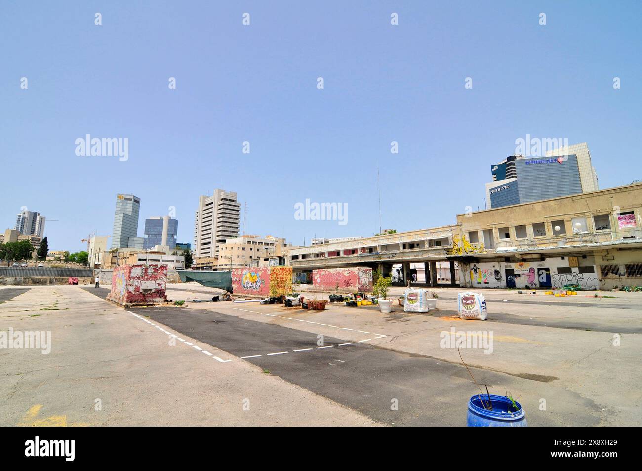 L'ancienne gare routière centrale, partiellement démolie, à tel-Aviv, Israël. Banque D'Images